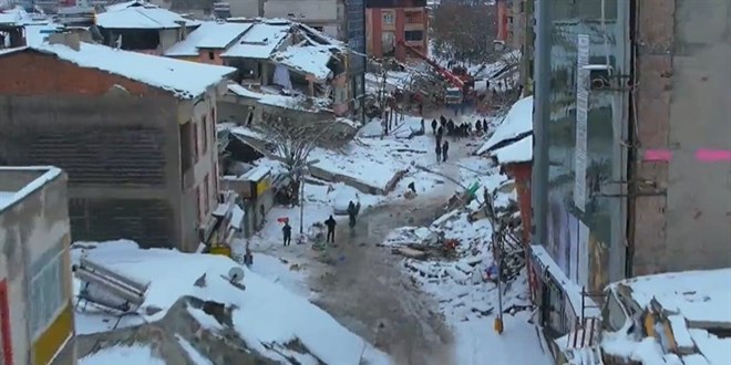 Depremin büyük hasara yol açtığı Elbistan'da yıkım görüntülendi