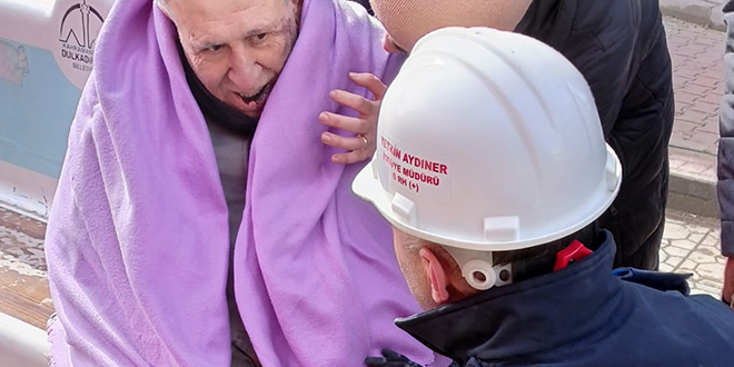İtfaiye eri enkazdan çıkardıkları yaşlı adama kendi botlarını verdi
