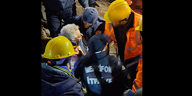 Anne ve babasıyla bir kız çocuğu 39 saat sonra kurtarıldı