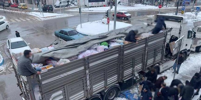 Deprem bölgesinden uyarı: Valiliklerle irtibat kurmadan yardım getirmeyin