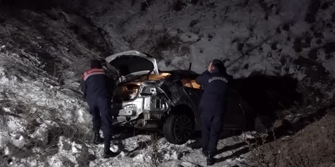 Depremzedelerin bulunduğu otomobilin şarampole devrildiği kazada 6 kişi yaralandı