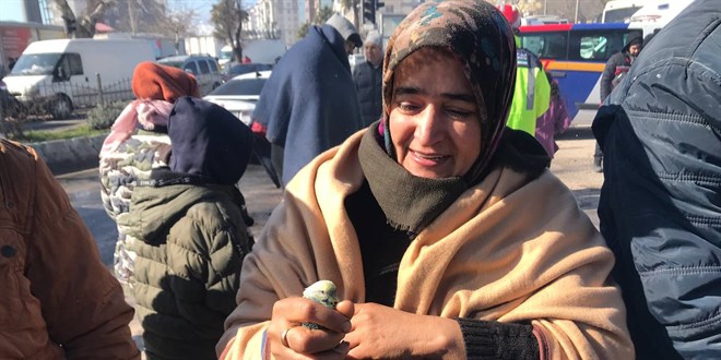 Küçük Berat, 55 saat sonra enkazdan elinde tuttuğu muhabbet kuşuyla çıkarıldı