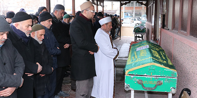 Kızının kurtarılmasını bekleyen imam, kalp krizinden vefat etti