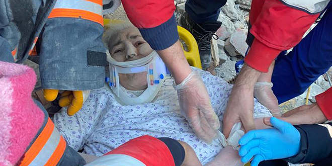 84 yaşındaki kadın, 61 saat sonra enkazdan yaralı kurtarıldı