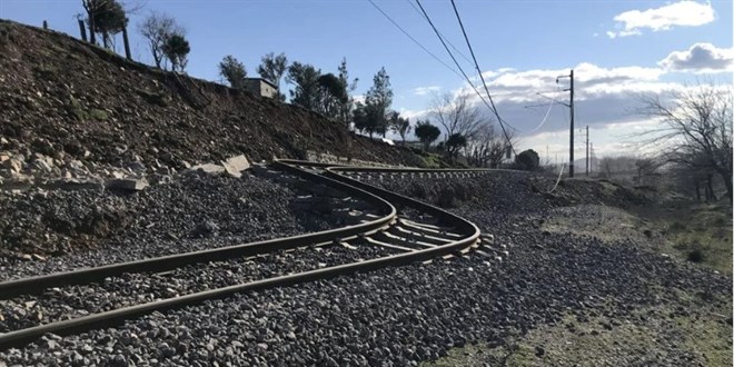 Depremin etkisi tren raylarında: Tel gibi büktü