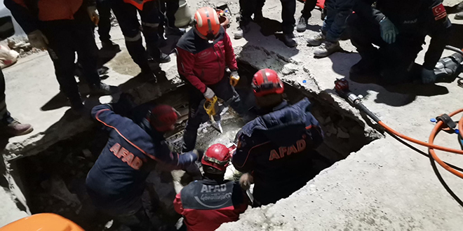 Enkaz altında kalan kız kardeşler 67 saat sonra kurtarıldı