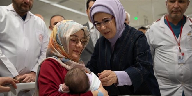 Emine Erdoan, Ankara'ya getirilen depremzede bebekleri ziyaret etti