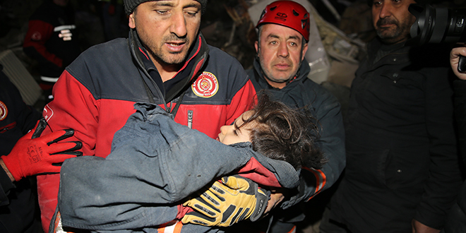3 kiilik aile, depremden 73 saat sonra enkazdan kurtarld