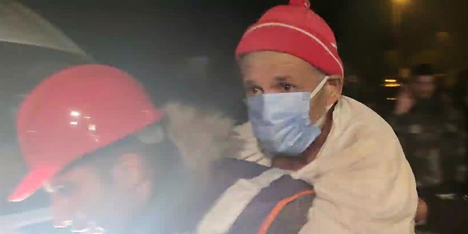 Ayaklarına doladığı bez parçalarıyla 72 saat yaşama tutundu