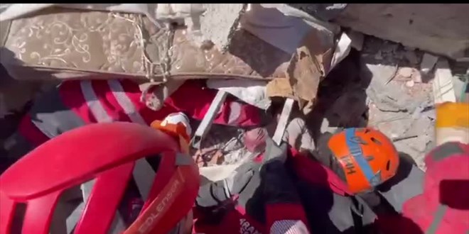 Kahramanmara'ta 1 yandaki bebek ve annesi depremden 81 saat sonra kurtarld