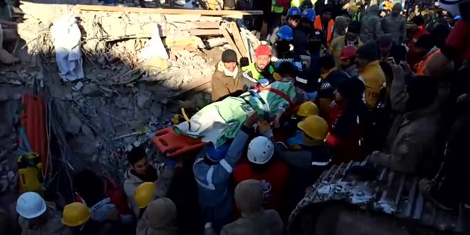 Elbistan'da 4 kişilik depremzede aile 84 saat sonra asansör kabininden kurtarıldı