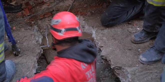 Hatay'da enkaz altında kalan kız çocuğu, 84 saat sonra kurtarıldı