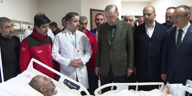 Cumhurbakan Erdoan, Kilis Devlet Hastanesi'nde tedavi gren depremzedeleri ziyaret etti