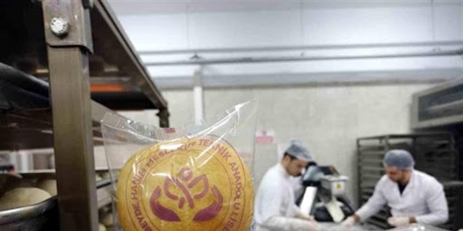 Liseli öğrenciler depremzedeler için ekmek yapıyor