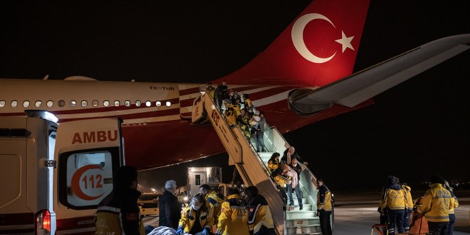 Cumhurbaşkanlığına ait 'TUR' uçağı deprem bölgesinden 14 yaralıyı Ankara'ya nakletti