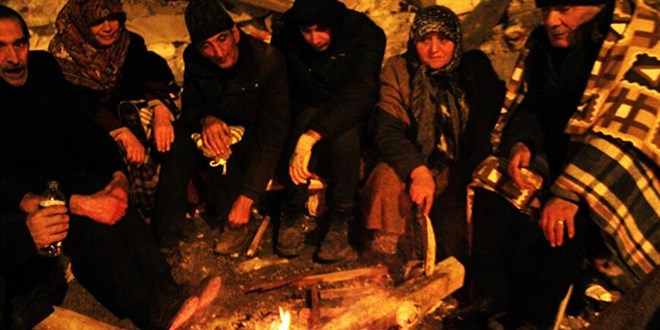 Eksi 9 derecede enkaz bölgesinde ateş başında bekliyorlar