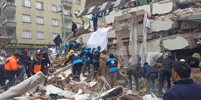 Enkazdan depremin 101. saatinde 28 yandaki niversite rencisi kurtarld