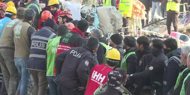 İskenderun'da 2 kişi 107 saat sonra enkazdan kurtarıldı