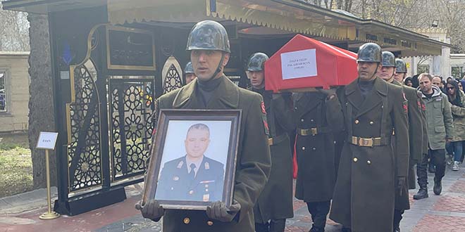 Depremde ailesini korurken ölen astsubay ve oğlu için tören düzenlendi