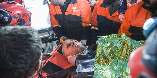 Ailesiyle enkaz altında kalan baba 110 saat sonra kurtarıldı
