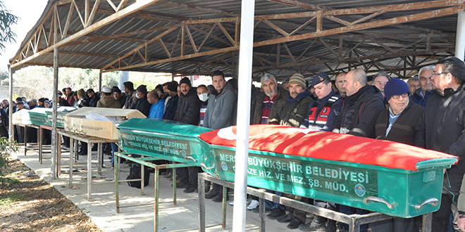 Depremde ölen polis memuru ile eşi ve 4 çocuğu defnedildi