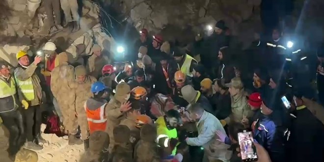 72 yaşındaki emekli öğretmen 113 saat enkazdan sağ kurtarıldı