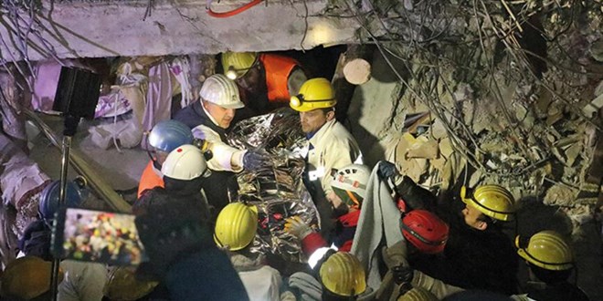 Adıyaman'da 117 saat sonra Özlem sağ olarak kurtarıldı