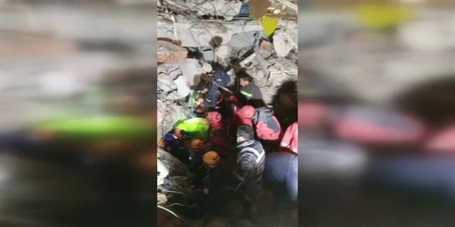 Yıkılan binanın enkazından 122 saat sonra bir kadın kurtarıldı