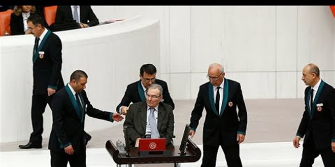 Deniz Baykal vefat etti