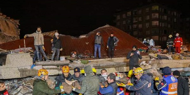 Hatay'da enkaz altndan karmak iin alma yrtlen gen kz kurtarlamad