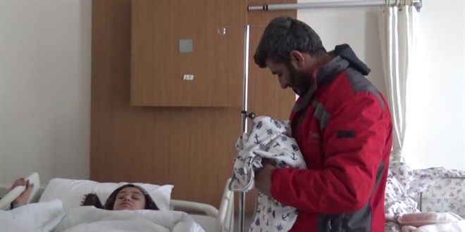 Kahramanmara'ta depremi yaayan hamile kadn bebeini Dzce'de kucana ald