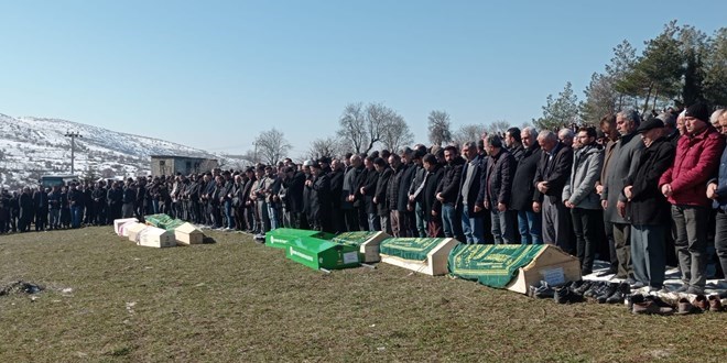 Depremde hayatını kaybeden 13 kişilik Çiçek ailesi toprağa verildi