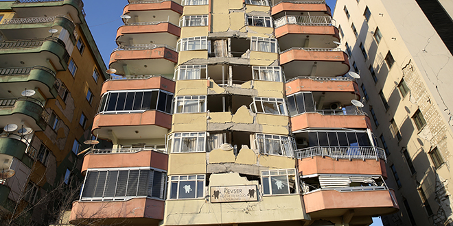 Deprem uzmanlarndan 'hasarl binalara girmeyin' uyars
