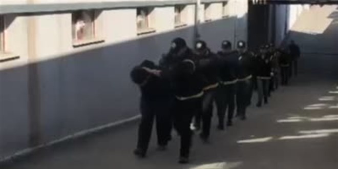 Adana'da deprem blgelerinde hrszlk yapan 10 pheli tutukland