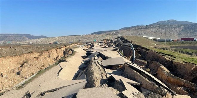 Kahramanmara'taki yol depremde parampara oldu