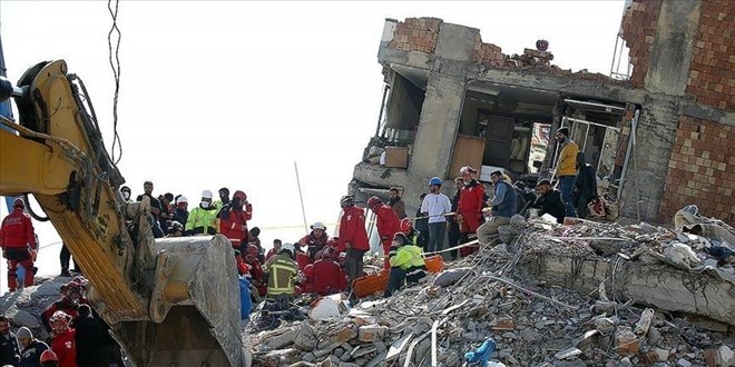 Afşin'de enkaz kaldırma çalışmaları başladı