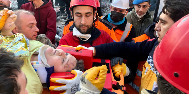 182'nci saatte 12 yaşındaki çocuk enkazdan sağ çıkarıldı