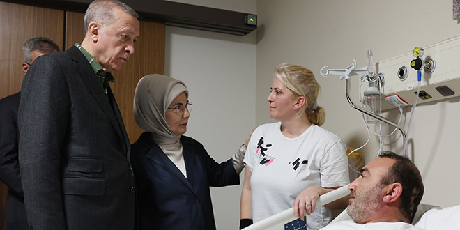 Erdoğan, hastanedeki depremzedeleri ziyaret etti