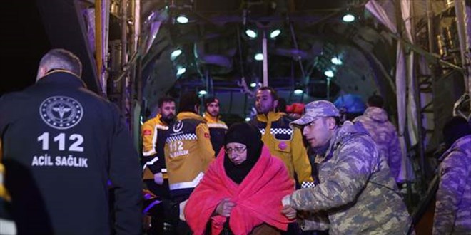Deprem bölgesinden 49 yaralı uçakla İstanbul'a getirildi