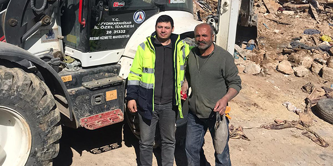 Enkazda bulunan altın dolu keseyle para çantası sahibine teslim edildi