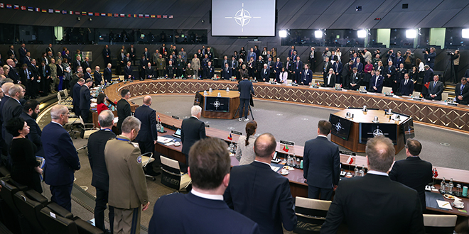 NATO Savunma Bakanları Toplantısı, Türkiye için saygı duruşuyla açıldı