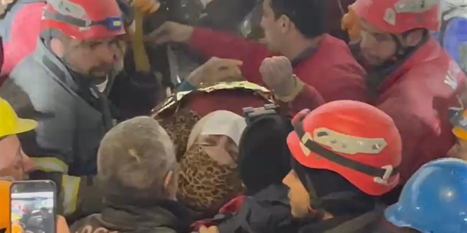 Depremde umutlar tükenmedi, baba ile kızı 209 saat sonra sağ çıkarıldı