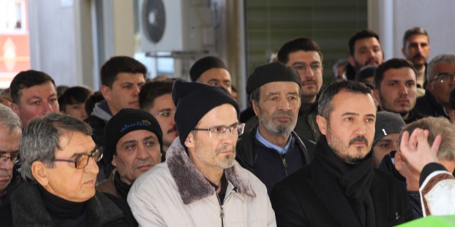 Suriye'de görevli doktor, depremde ölen eşi ve 3 çocuğunu toprağa verdi