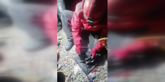 Kahramanmaraş'ta enkazda bulunan para ve ziynet eşyaları sahibine teslim edildi