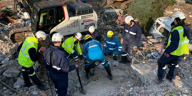 Madenciler, deprem blgesinde hayat kurtarmaya devam ediyor