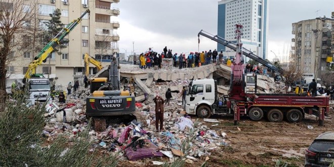 Deprem soruşturmasında gözaltı kararı verilen 3 kişi enkaz altında kalarak öldü
