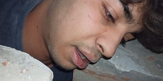 Enkazın altında 'Son videom' diye çekti, enkazdan sağ çıktı