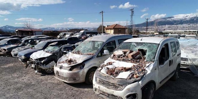 Depremde binlerce araç da zarar gördü