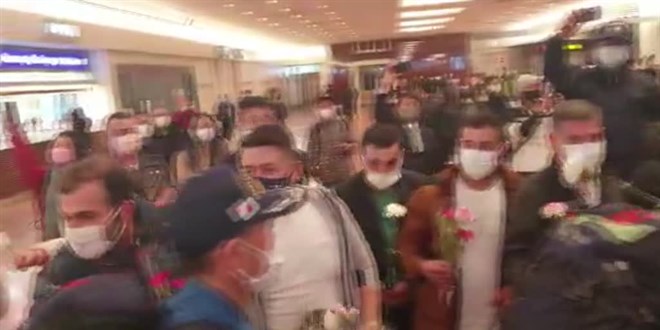 Japonya'da gurbetçiler, Türkiye'den dönen Japon arama kurtarma ekibini alkışlarla karşıladı