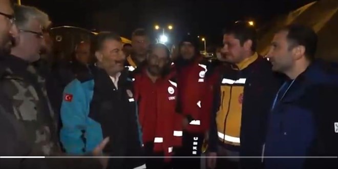 Bakan Koca, sağlık personeliyle sohbet ederken kor patladı